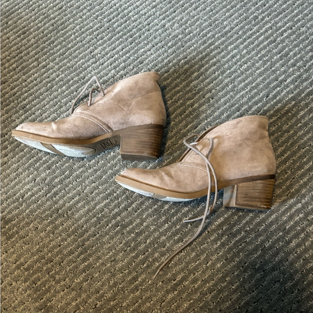 Carlos Santana Beige Ankle Booties